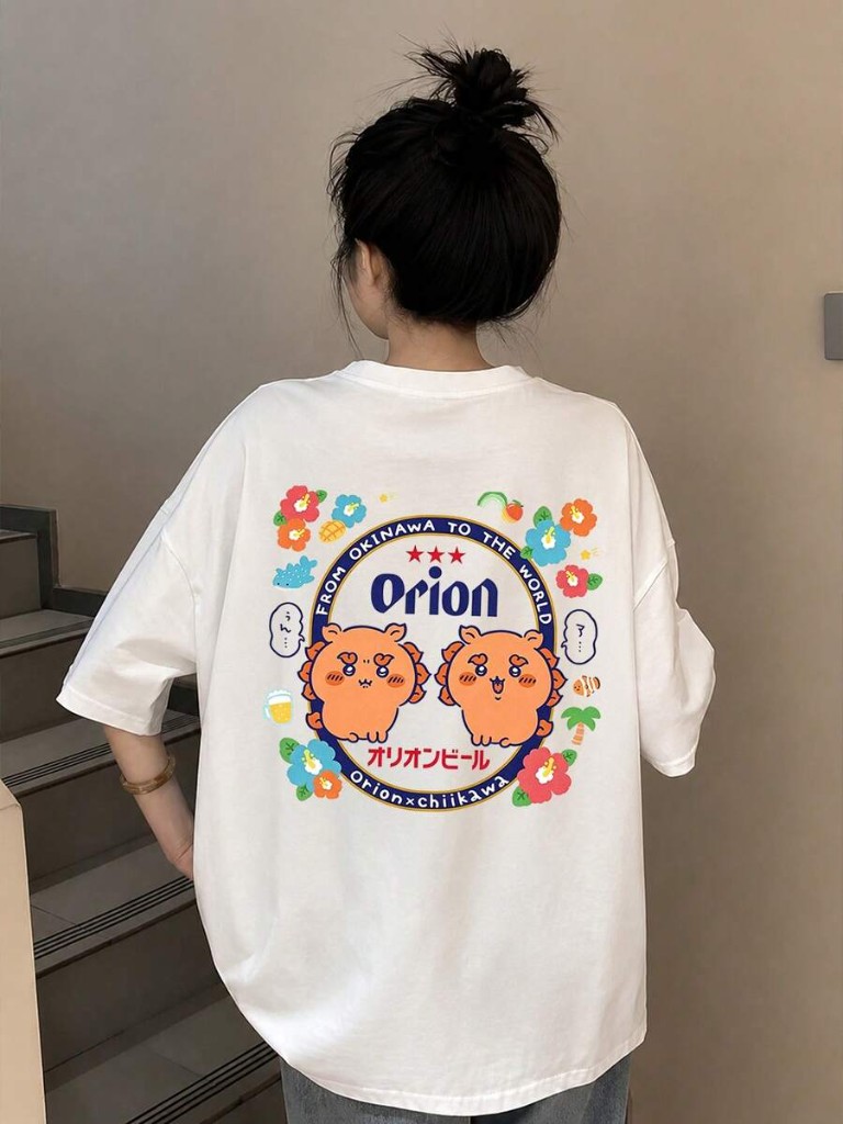 褶皱明显的 T 恤后背印花实拍